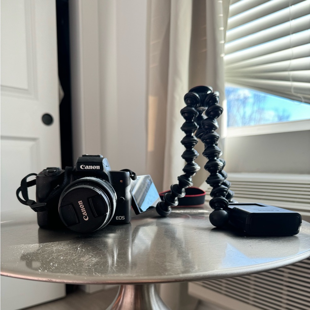 Canon EOS M50 Mirrorless Camera (Base+Lens+Battery+Strap+Tripod)